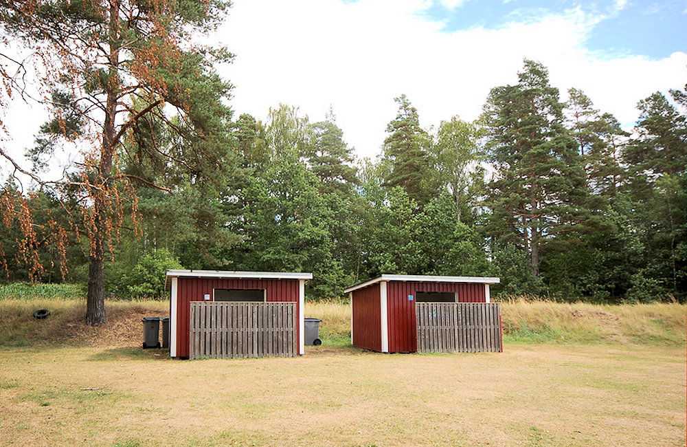 Hier können sich Männlein und Weiblein nach dem Baden umziehen. Es wurde an alles gedacht. Willkommen am Wasser! Galeriebild Hyltastigen - klassisches Smålandhäuschen an der Peripherie der Miniortschaft Fågelfors in schöner Naturlage