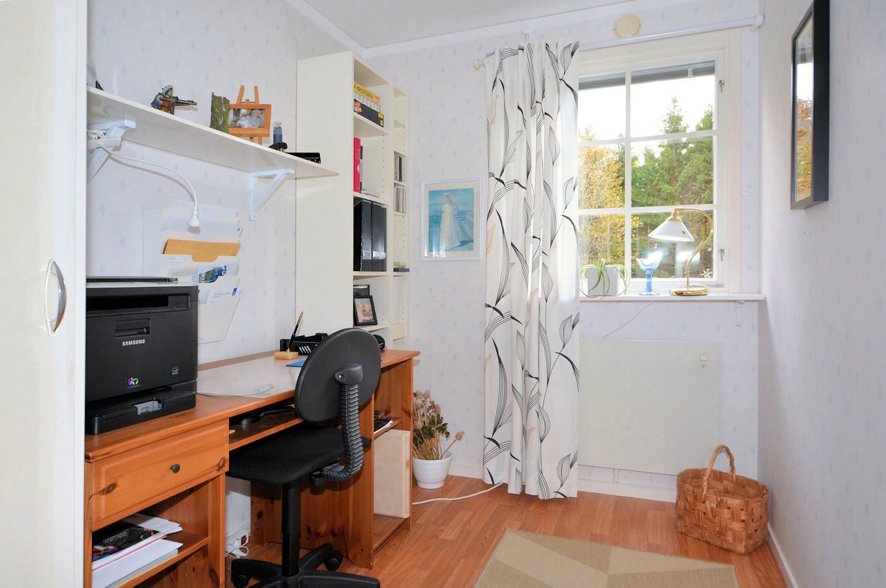 Schlafzimmer 1 - hier als Büro des Eigentümers genutzt Galeriebild Weiler Hult - nahe Unnaryd / Halland. Wir sollten nie aufhören nach dem weltlichen Paradies zu greifen. Hier ist es...!