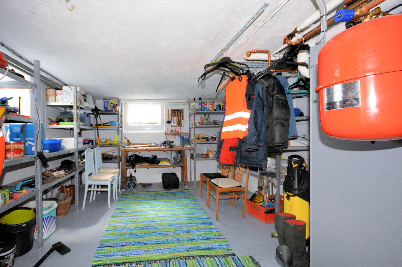 Im Bild rechts die Luft-Wärme-Pumpe.... Galeriebild Vessigebro / Ätran