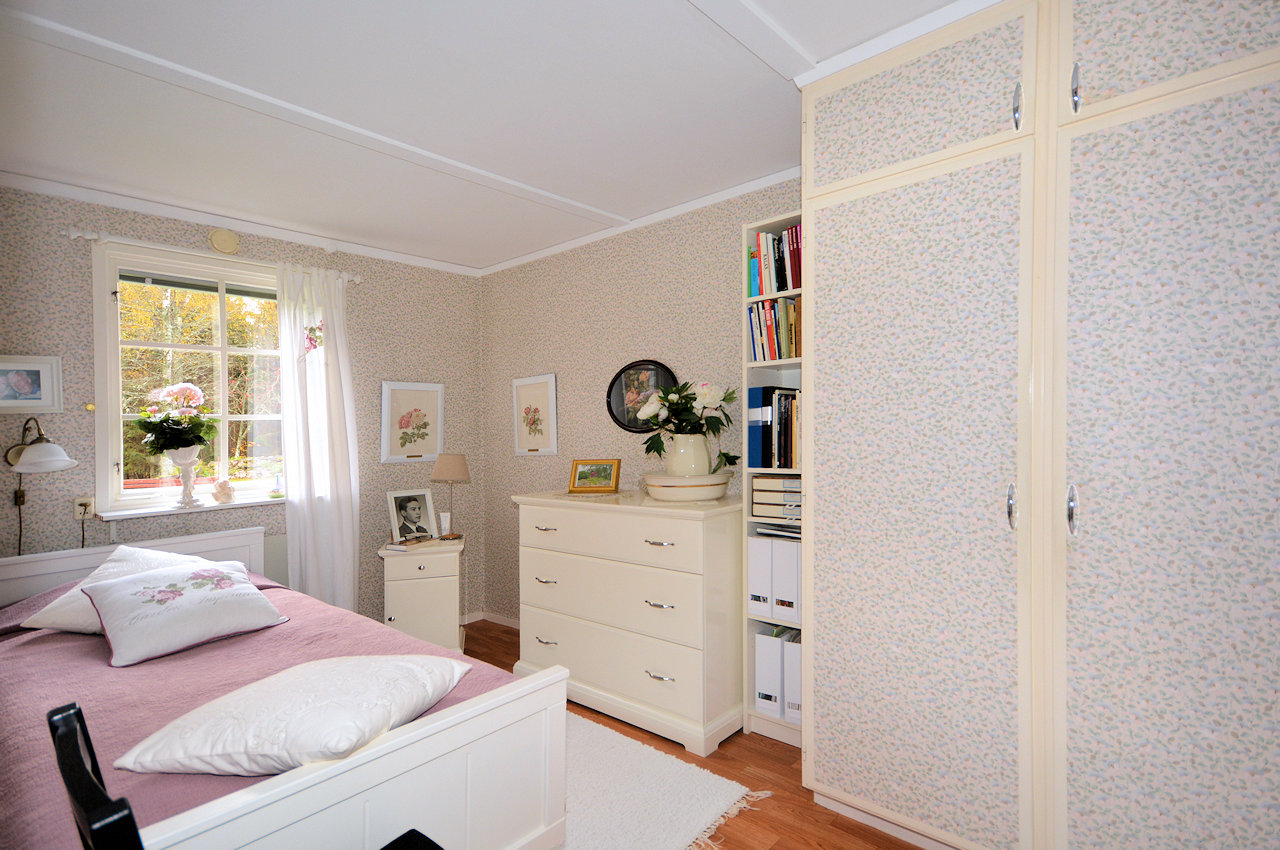 Schlafzimmer 2 Galeriebild Weiler Hult - nahe Unnaryd / Halland. Wir sollten nie aufhören nach dem weltlichen Paradies zu greifen. Hier ist es...!