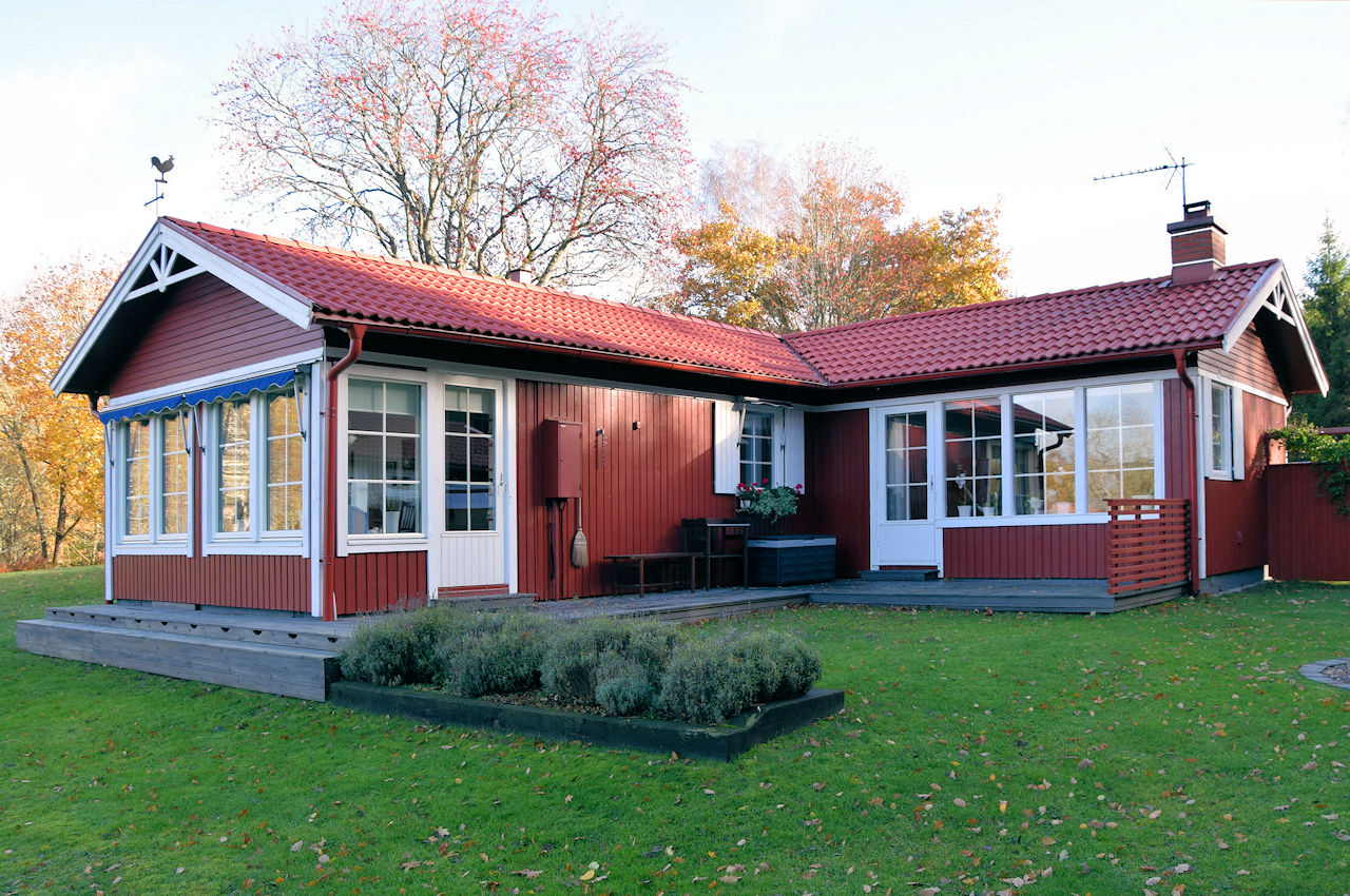 Das Leben ist keine Probe – es findet nur einmal statt! Darum keine Zeit billig vergeuden, wertvolle Lebensräume sichern.... Galeriebild Weiler Hult - nahe Unnaryd / Halland. Wir sollten nie aufhören nach dem weltlichen Paradies zu greifen. Hier ist es...!