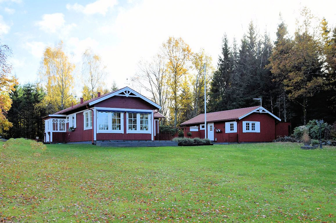 Das nördliche Königsreich Schweden ist unser Bilderbuchland und sehr bereit, Sie herzlich zu empfangen.... Galeriebild Weiler Hult - nahe Unnaryd / Halland. Wir sollten nie aufhören nach dem weltlichen Paradies zu greifen. Hier ist es...!