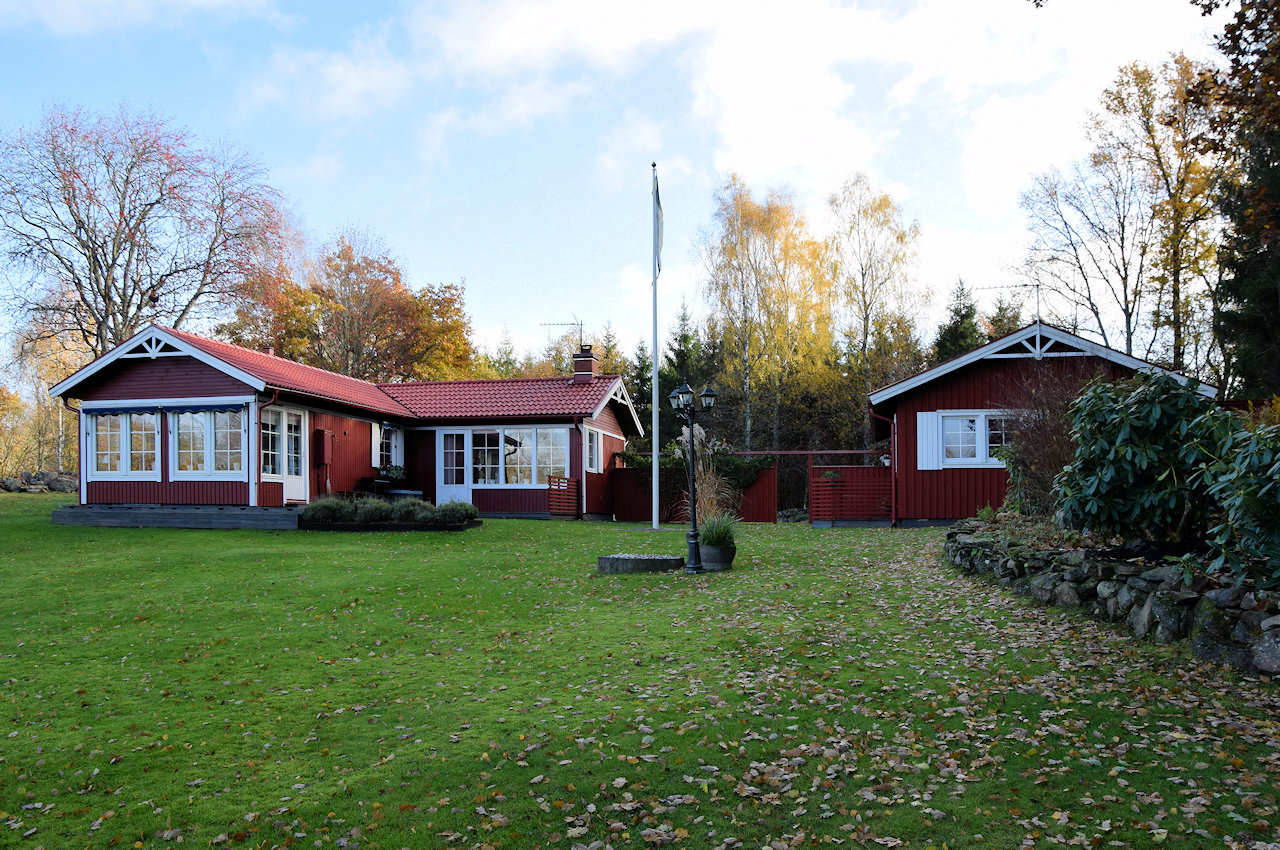 ....zum Beispiel hier im Einzugsbereich des riesigen Sees Bolmen, der in der Achse ganze 32 km Länge misst. Super!. Galeriebild Weiler Hult - nahe Unnaryd / Halland. Wir sollten nie aufhören nach dem weltlichen Paradies zu greifen. Hier ist es...!