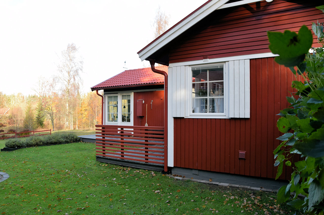 Winkelbungalow , kenntnisreich gepflegt, von hoher Qualität.... Galeriebild Weiler Hult - nahe Unnaryd / Halland. Wir sollten nie aufhören nach dem weltlichen Paradies zu greifen. Hier ist es...!
