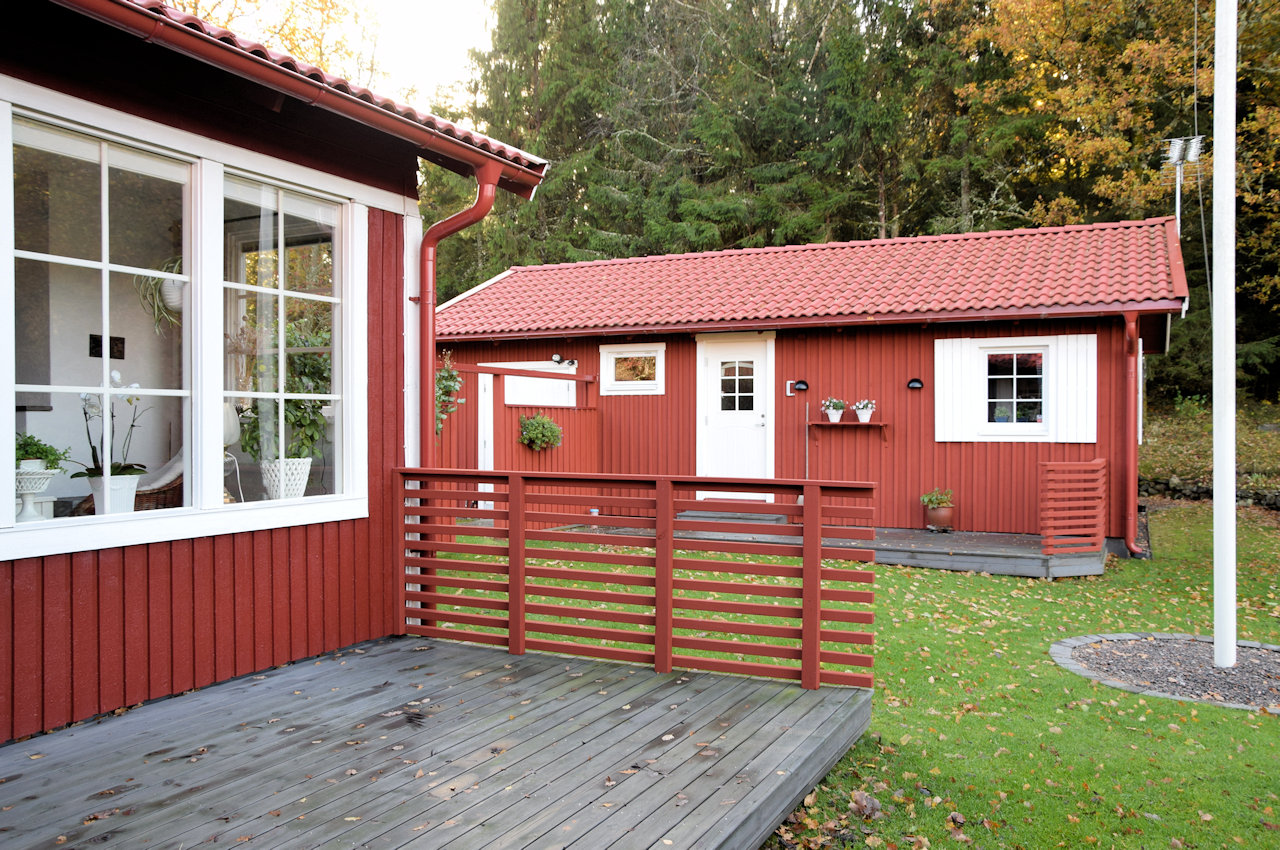 Rechts im Hintergrund das Gästehaus.... Galeriebild Weiler Hult - nahe Unnaryd / Halland. Wir sollten nie aufhören nach dem weltlichen Paradies zu greifen. Hier ist es...!