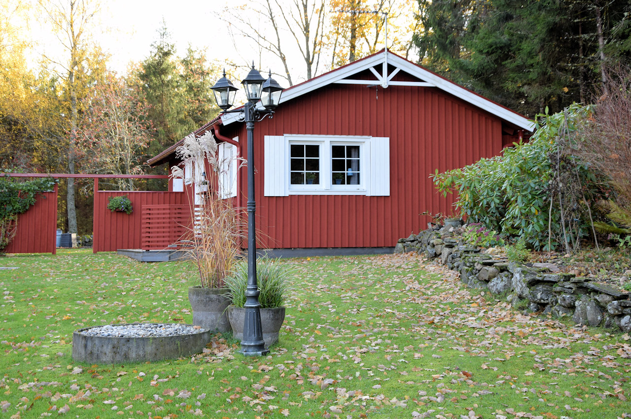 Das Hausensemble wird umschlossen von einer beeindruckenden Bilderbuchlandschaft.... Galeriebild Weiler Hult - nahe Unnaryd / Halland. Wir sollten nie aufhören nach dem weltlichen Paradies zu greifen. Hier ist es...!