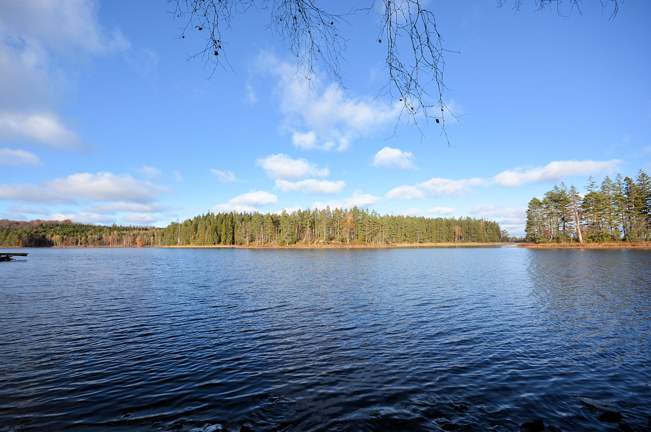 ....und der deutschen Beschleunigungsfalle entkommen. Im Bild der See "Stora Slätten", 400 m vom Anwesen "Hult" entfernt Galeriebild Weiler Hult - nahe Unnaryd / Halland. Wir sollten nie aufhören nach dem weltlichen Paradies zu greifen. Hier ist es...!