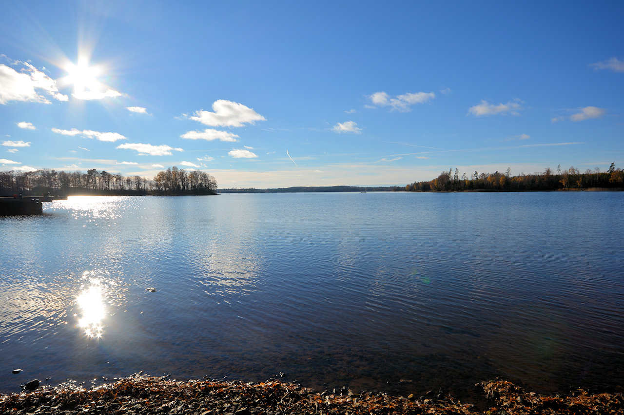 Nur 4 km vom Haus entfernt: See BOLMEN. Sage und schreibe misst der Bolmensee in der Achse 32 km und wird bereichert durch 365 Inseln. Ein Paradies auf Erden!. Galeriebild Weiler Hult - nahe Unnaryd / Halland. Wir sollten nie aufhören nach dem weltlichen Paradies zu greifen. Hier ist es...!