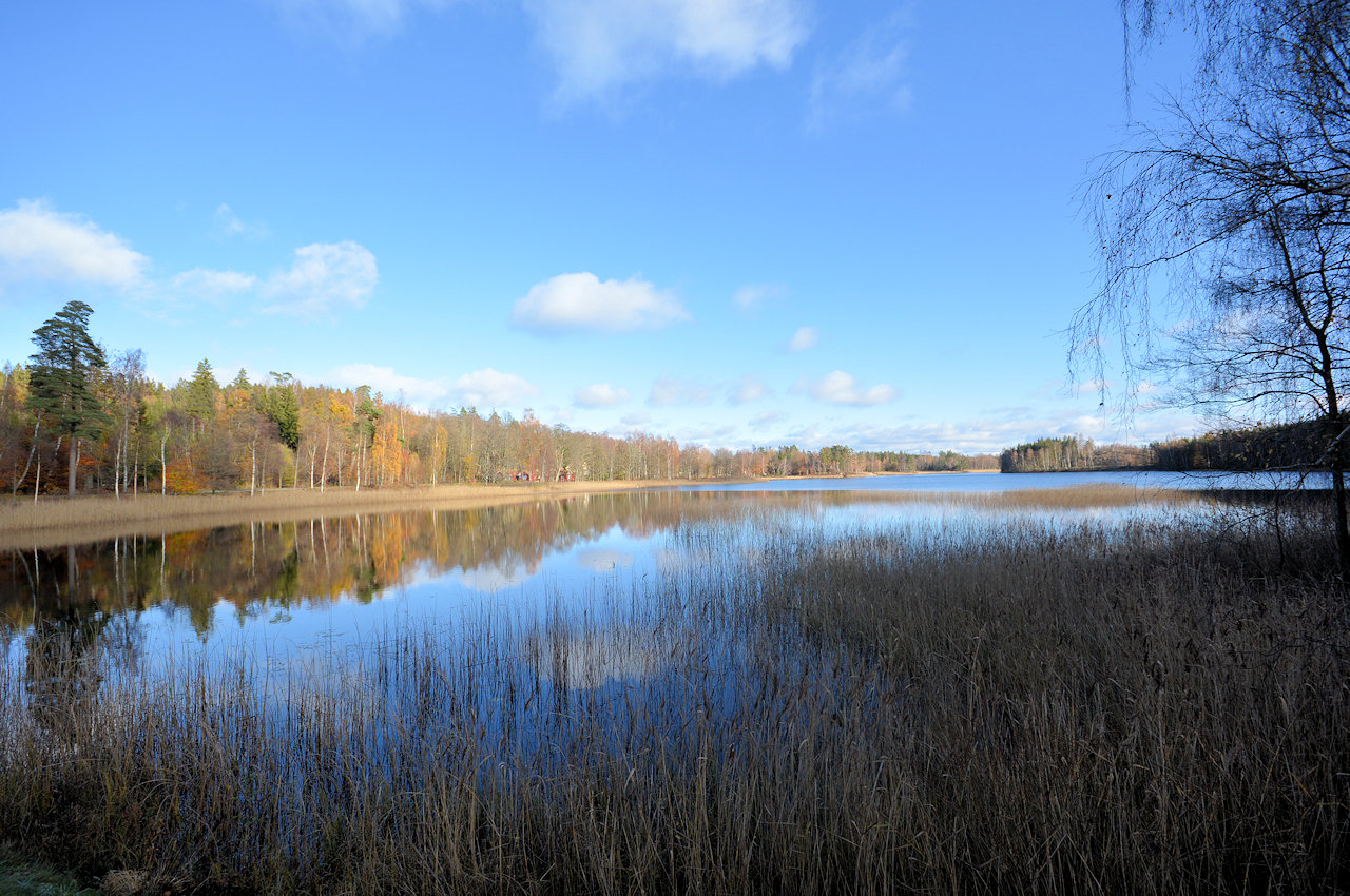 Spannend! Der See Unnen wird passiert auf der Anfahrt von Unnaryd zum Ferienhaus. Wasserwelten! Galeriebild Weiler Hult - nahe Unnaryd / Halland. Wir sollten nie aufhören nach dem weltlichen Paradies zu greifen. Hier ist es...!