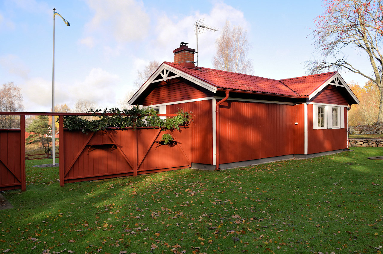 ....so wie wir es in Schweden erwarten.... Galeriebild Weiler Hult - nahe Unnaryd / Halland. Wir sollten nie aufhören nach dem weltlichen Paradies zu greifen. Hier ist es...!