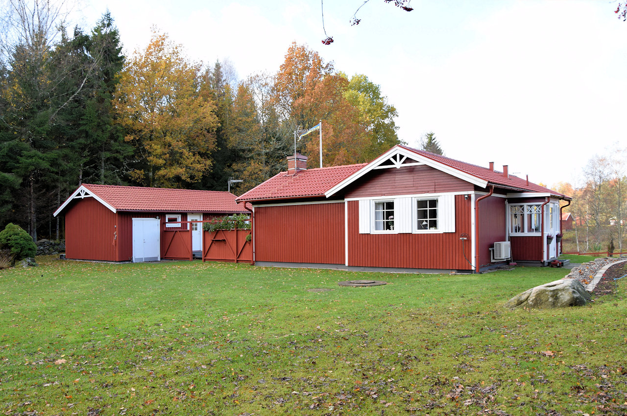 Jawohl, hier sehen Sie die beiden Gebäude in guter Aufstellung. Und keiner stört...! Galeriebild Weiler Hult - nahe Unnaryd / Halland. Wir sollten nie aufhören nach dem weltlichen Paradies zu greifen. Hier ist es...!