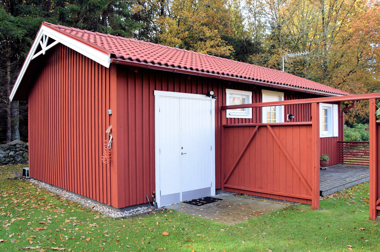 Das Gästehaus mit dem Geräteraum.... Galeriebild Weiler Hult - nahe Unnaryd / Halland. Wir sollten nie aufhören nach dem weltlichen Paradies zu greifen. Hier ist es...!