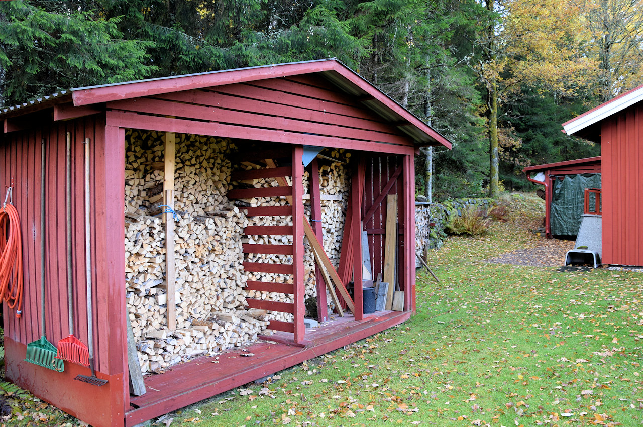 ....nahe des Kaminholzvorrates. Hier wurde schon richtig fleißig für Sie vorgearbeitet! Galeriebild Weiler Hult - nahe Unnaryd / Halland. Wir sollten nie aufhören nach dem weltlichen Paradies zu greifen. Hier ist es...!