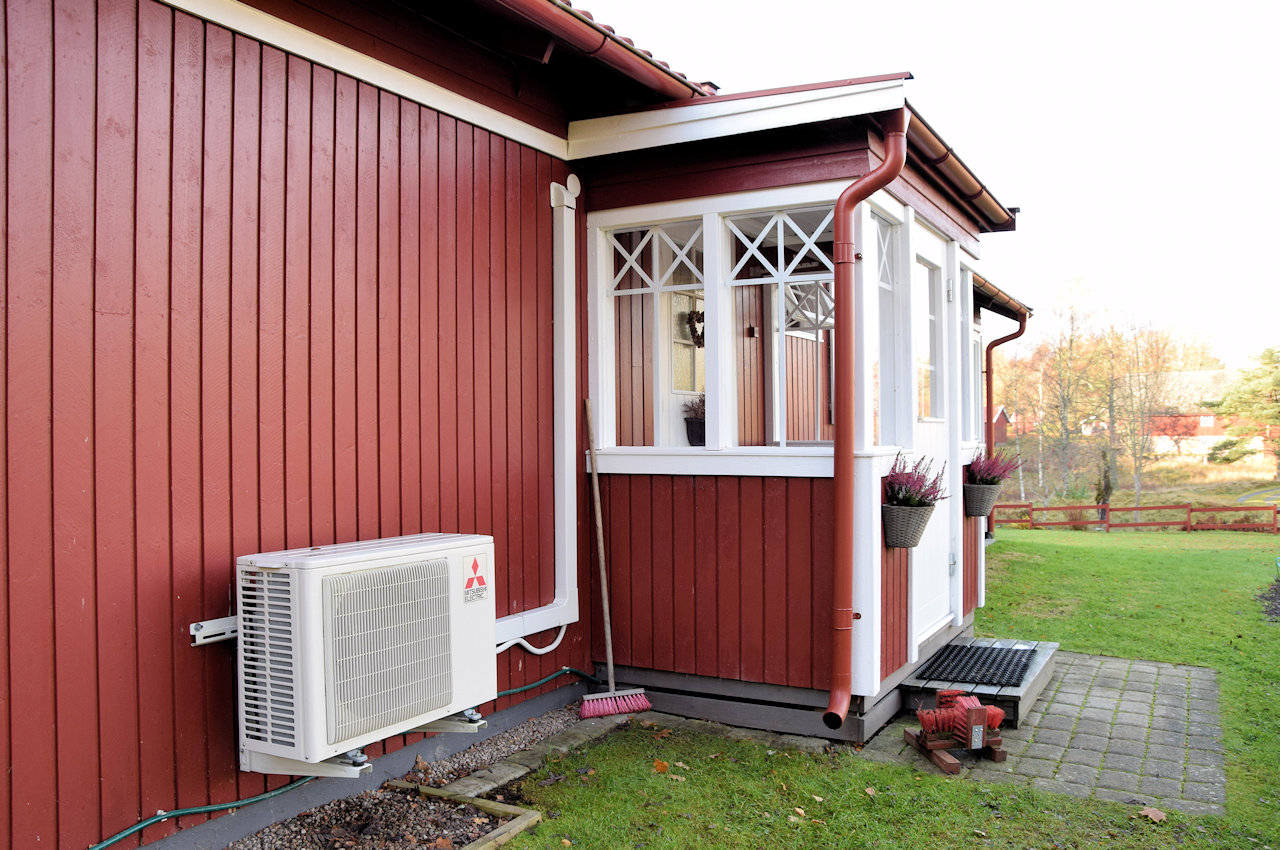 ....mit der recht neuen Wärmepumpe für ein behagliches und bezahlbares Hausklima Galeriebild Weiler Hult - nahe Unnaryd / Halland. Wir sollten nie aufhören nach dem weltlichen Paradies zu greifen. Hier ist es...!