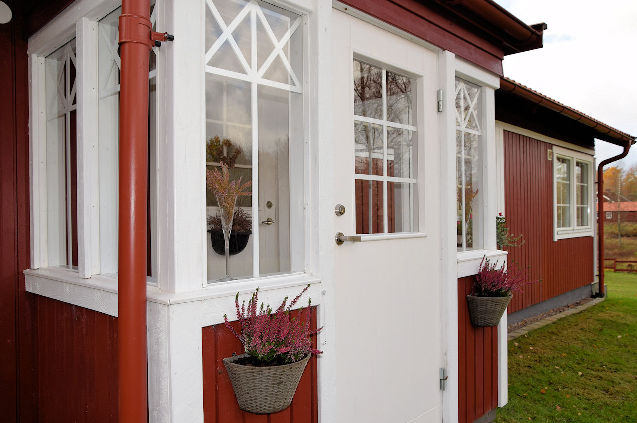 Traditioneller Eingangsbereich.... Galeriebild Weiler Hult - nahe Unnaryd / Halland. Wir sollten nie aufhören nach dem weltlichen Paradies zu greifen. Hier ist es...!