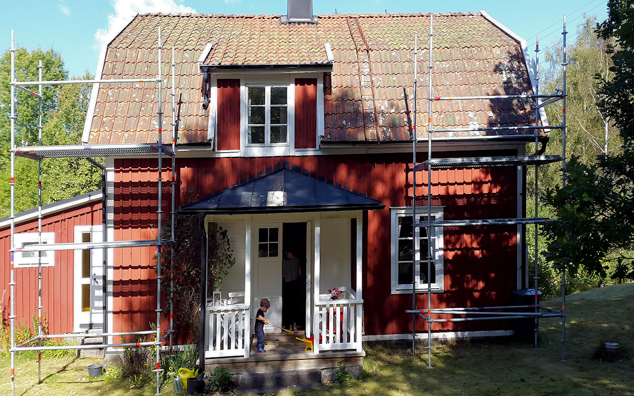 Das Haus benötigt ein neues Dach, sagen die Eigentümer.... Galeriebild Klassische Schwedenvilla in Ostseelage, umgeben von einer herrlichen Felsenlandschaft nahe am Wasser!