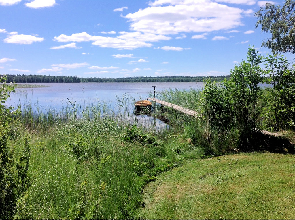 ....und gerne nahe an einem See? Bitte sehr, dann haben wir hier doch für Sie das Richtige! Der See Rinkabysjön erwartet Sie! Galeriebild Rinkaby - Ferienhaus in Tävelsås, ca. 50 m vom See Rinkabysjön. Und nur 10 km bis Växjö in Småland!