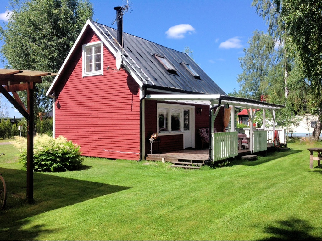 Eine kleine Familie findet hier ihr persönliches Paradies und kann außerhalb von Deutschland mal richtig durchatmen Galeriebild Rinkaby - Ferienhaus in Tävelsås, ca. 50 m vom See Rinkabysjön. Und nur 10 km bis Växjö in Småland!