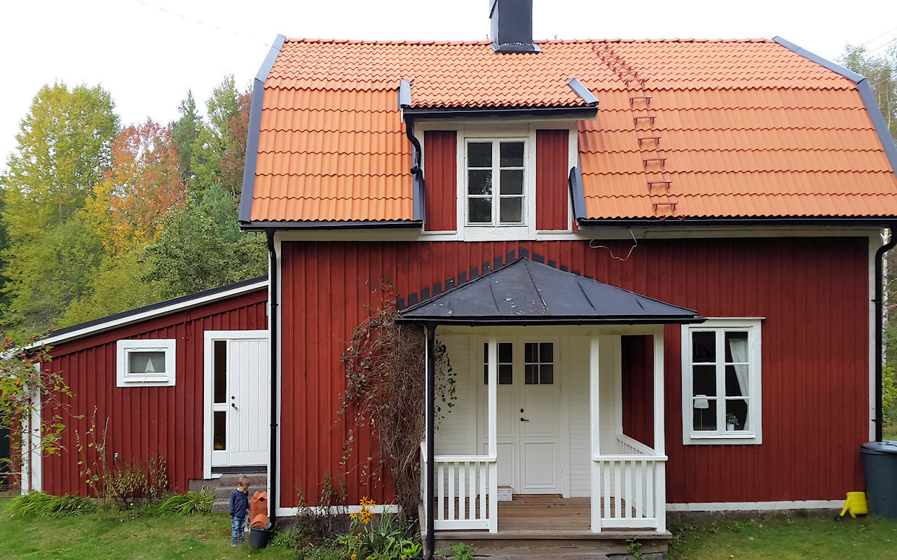 ....bis zur endgültigen Fertigstellung. Die Handwerker haben gut gearbeitet. Kostenpunkt: 350.000 SEK für beste Qualitätsarbeit! Galeriebild Klassische Schwedenvilla in Ostseelage, umgeben von einer herrlichen Felsenlandschaft nahe am Wasser!