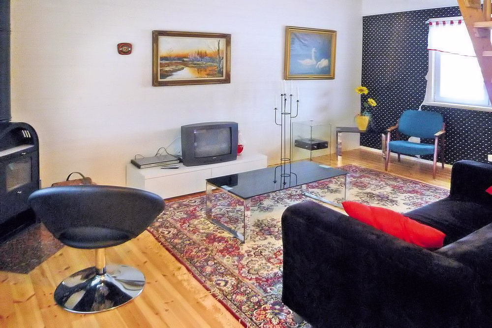 Hinein ins Haus. Den Hausrundgang beginnen wir im Wohnzimmer.... Galeriebild Rinkaby - Ferienhaus in Tävelsås, ca. 50 m vom See Rinkabysjön. Und nur 10 km bis Växjö in Småland!