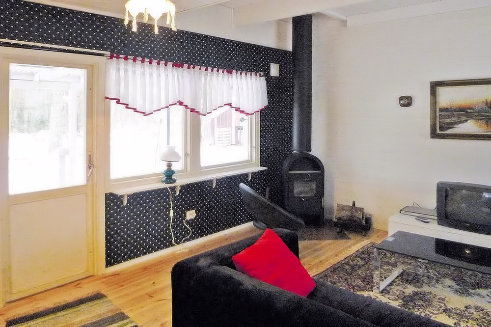 ....und freuen uns über den gemütlichen Kaminofen, der Ihnen heimelige Stunden bescheren wird. Träumen am Feuer! Galeriebild Rinkaby - Ferienhaus in Tävelsås, ca. 50 m vom See Rinkabysjön. Und nur 10 km bis Växjö in Småland!
