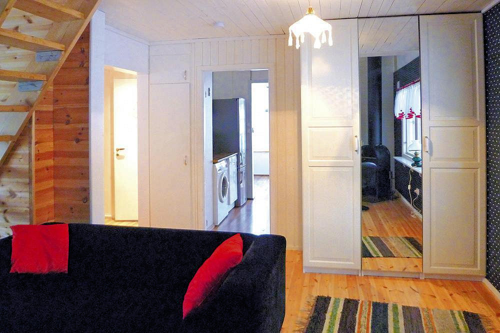 ....mit dem Durchgang zur Küche Galeriebild Rinkaby - Ferienhaus in Tävelsås, ca. 50 m vom See Rinkabysjön. Und nur 10 km bis Växjö in Småland!