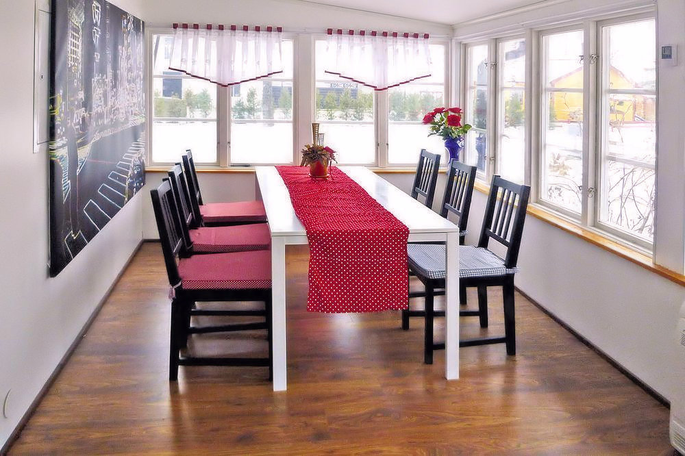 Esszimmer im Hausanbau Galeriebild Rinkaby - Ferienhaus in Tävelsås, ca. 50 m vom See Rinkabysjön. Und nur 10 km bis Växjö in Småland!