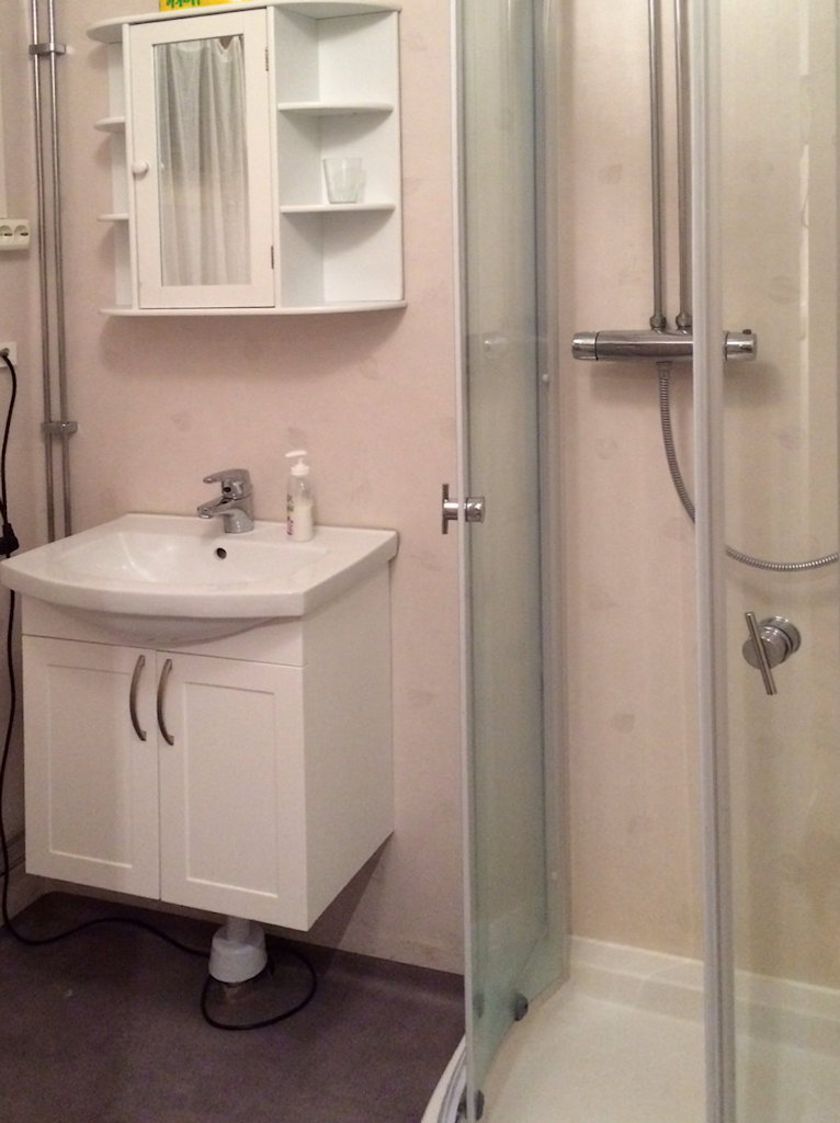 Der kürzlich überarbeitete WC + Duschraum ist modern und bequem Galeriebild Rinkaby - Ferienhaus in Tävelsås, ca. 50 m vom See Rinkabysjön. Und nur 10 km bis Växjö in Småland!