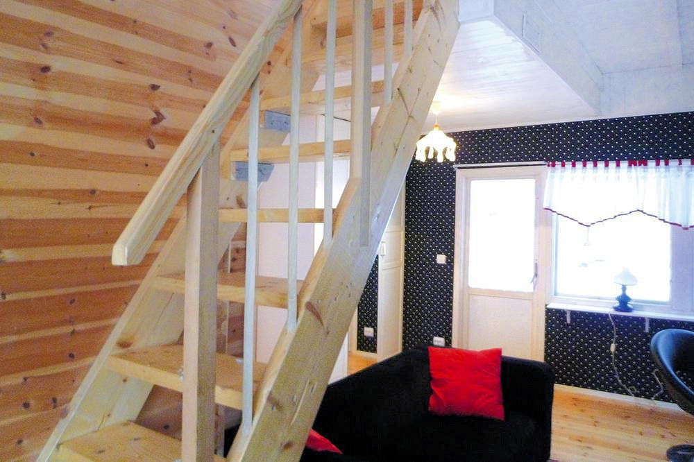 Die Treppe zum Obergeschoss vom Wohnzimmer aus.... Galeriebild Rinkaby - Ferienhaus in Tävelsås, ca. 50 m vom See Rinkabysjön. Und nur 10 km bis Växjö in Småland!