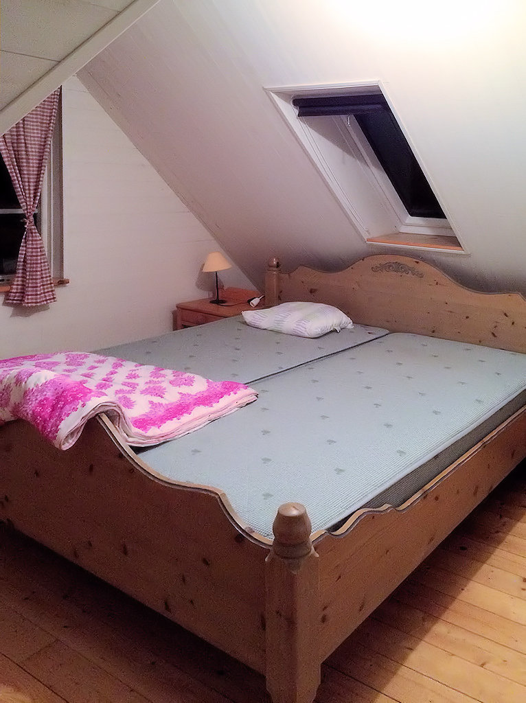 ....führt in einen kleinen Flur und die beiden Schlafzimmer im 1. Stock - Im Bild Schlafzimmer 1 Galeriebild Rinkaby - Ferienhaus in Tävelsås, ca. 50 m vom See Rinkabysjön. Und nur 10 km bis Växjö in Småland!