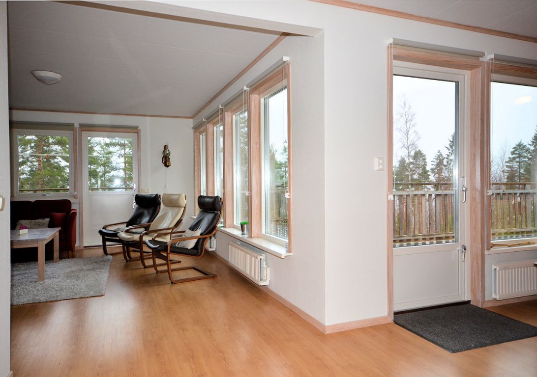 befindet sich das Wohnzimmer mit Sitzplätzen für 8 Personen Galeriebild Ferienhaus Ramon - wunderbares Urlaubsdomizil am fantastischen See Östra Silen in Värmland / Årjäng