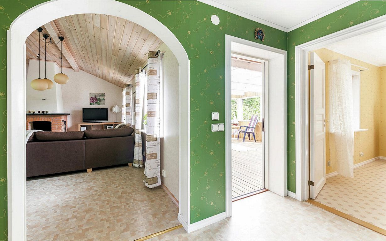 ....kommen über die Holzterrasse in den Flur, von dem alle Zimmer abzweigen und wenden uns der imponierenden Wohnstube zu