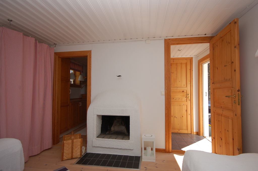....und sogar einen richtigen Steinkamin bereit hält. Super für die Stunden zwischen Tag und Traum Kamin im Schlafzimmer