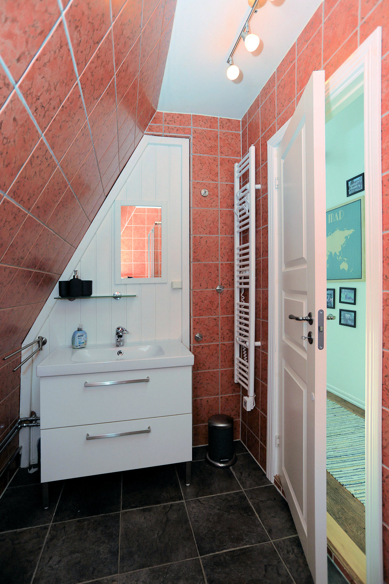 OG - Duschraum mit Waschbecken 