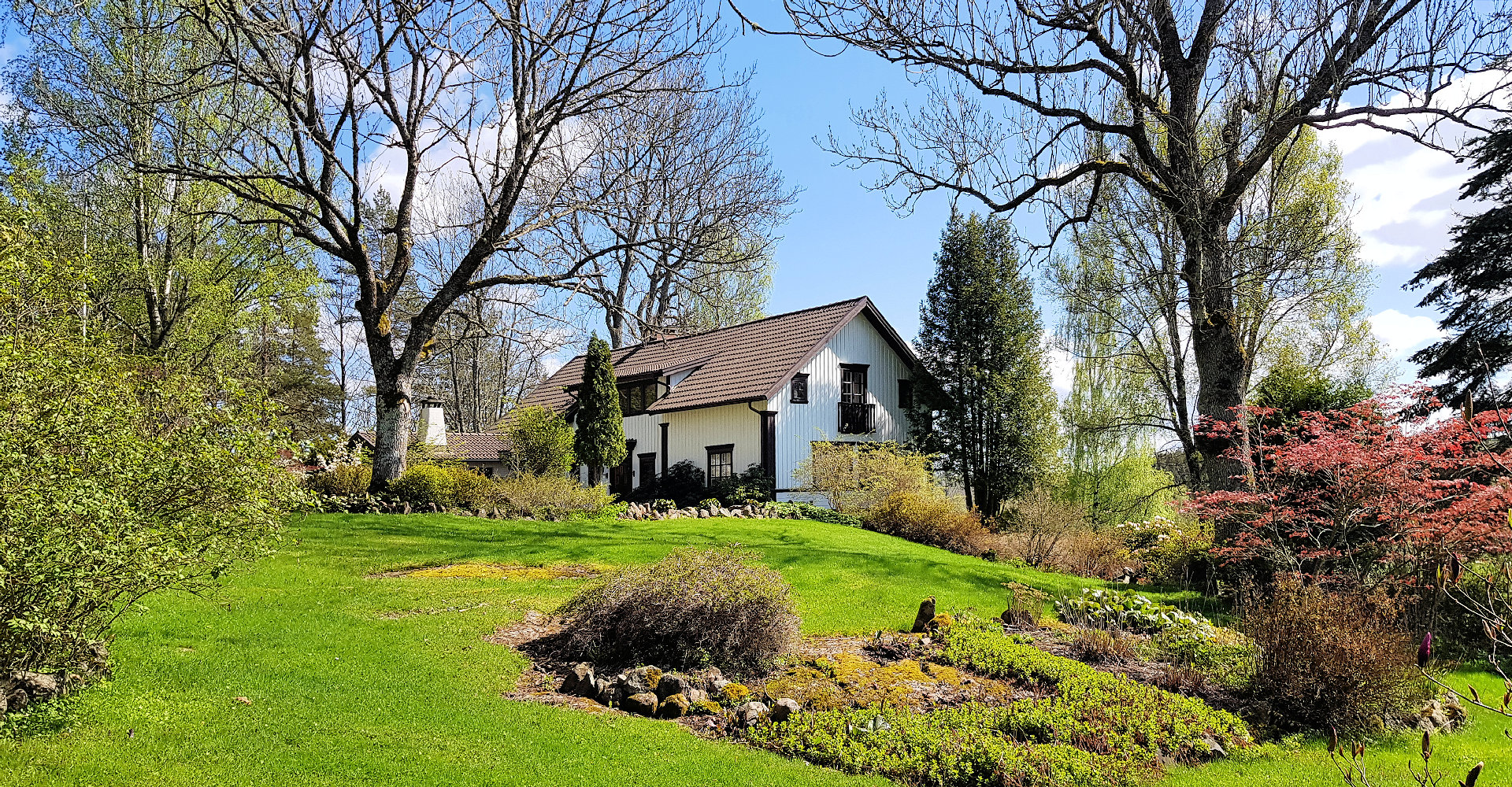 Der Nahbereich ums Haus herum gleicht einem "Englischen Garten" Englischer Garten