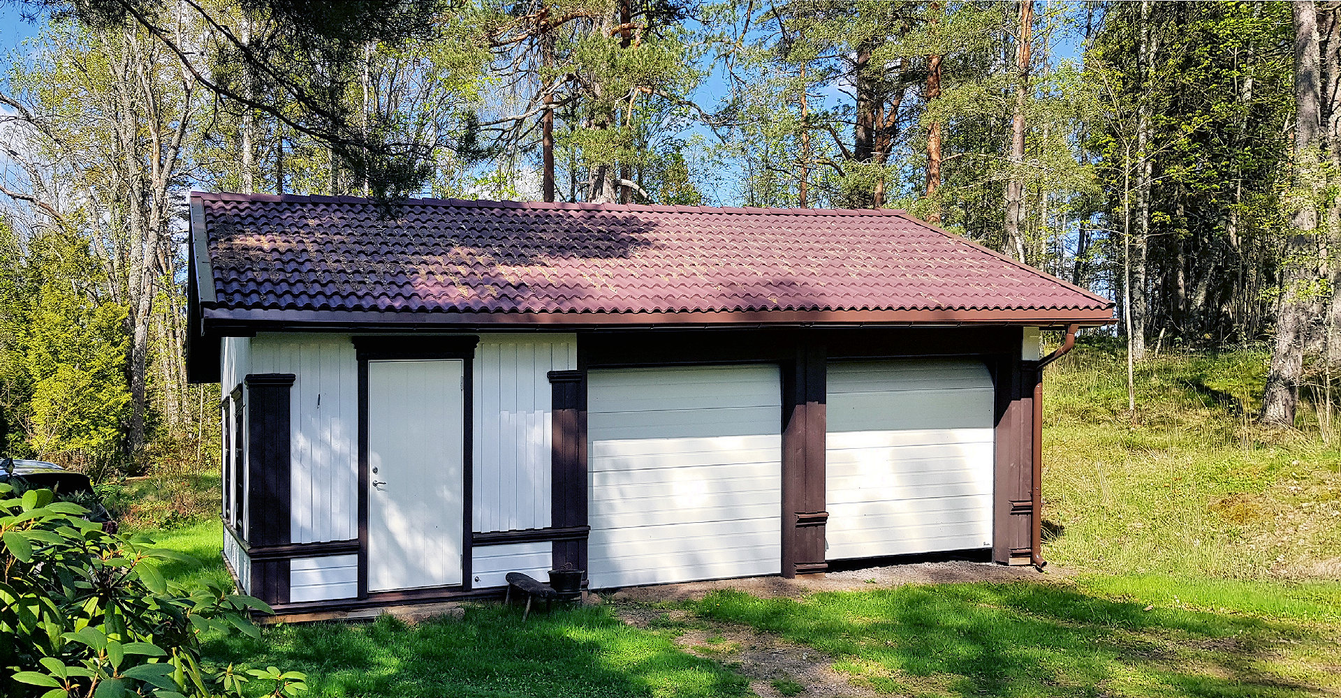 Auch das gibt es natĂŒrlich - ein solides GaragengebĂ€ude.... Garage