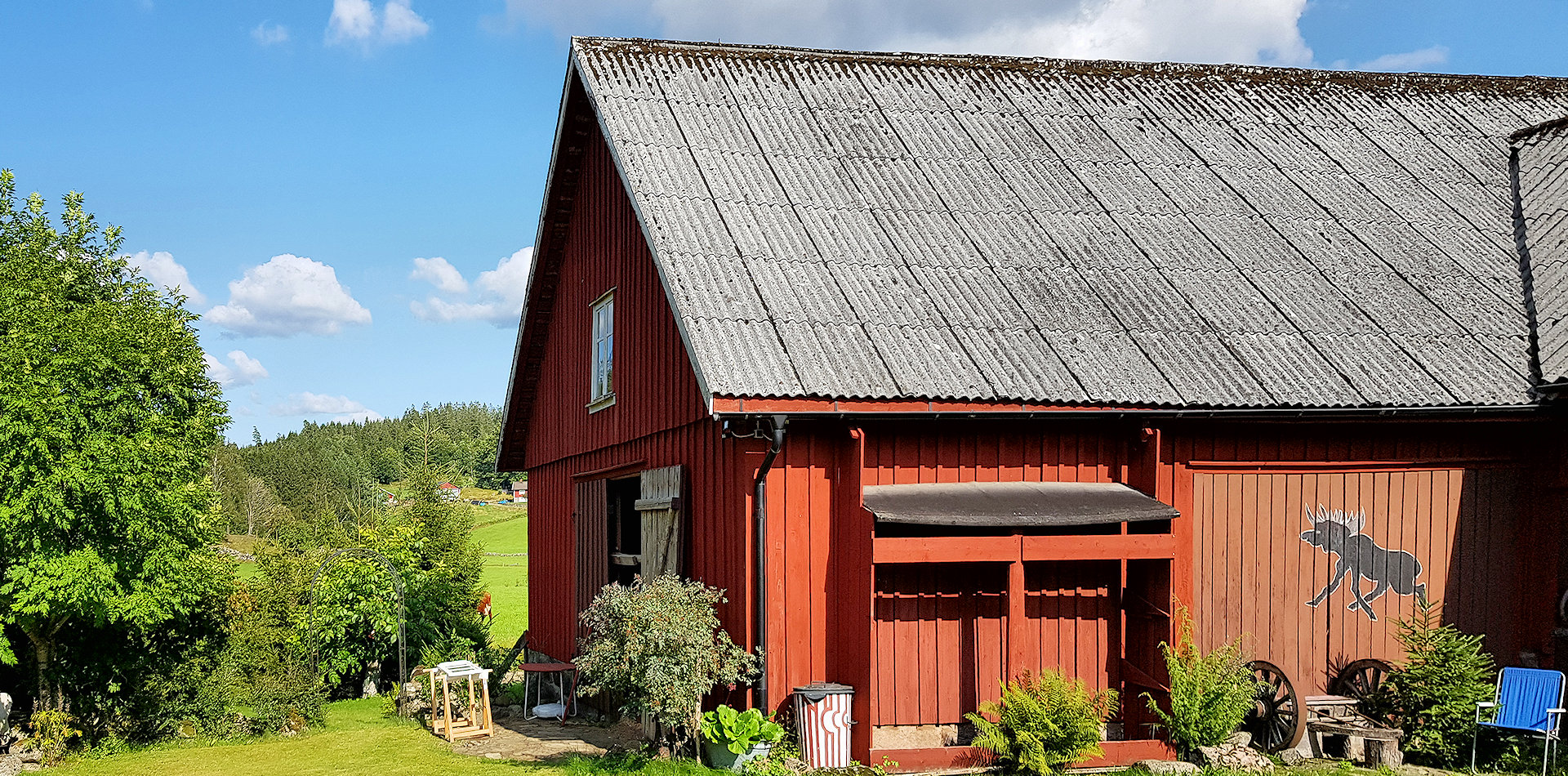Bitte sehr, das Scheunengebäude des Hofes bietet Ihnen alle nur denkbaren Beschäftigungen auf 200 m² + 150 m² Nutzfläche im UG + OG