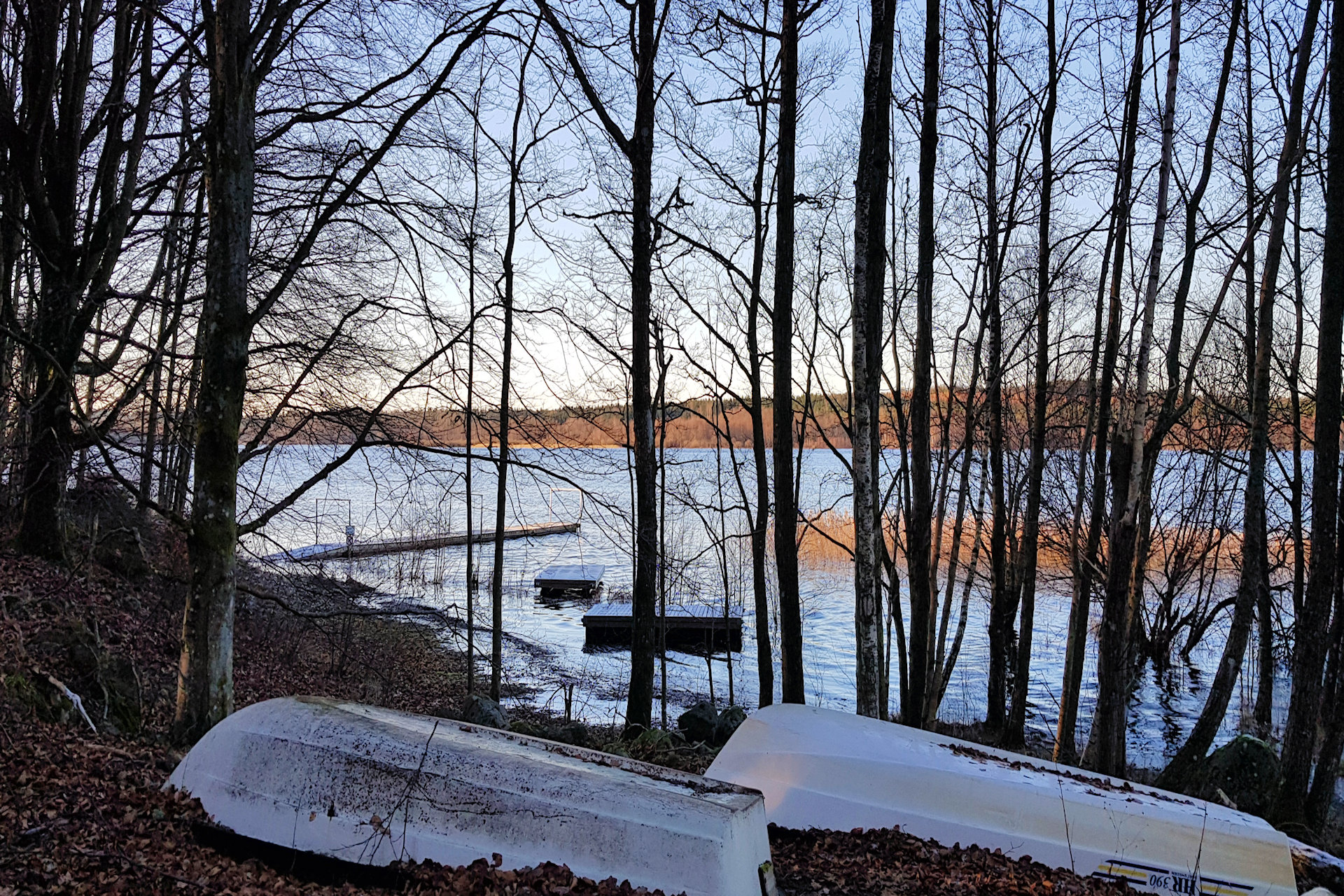 Noch ist Winter und die Boote lagern nahe der Bootsbrücke. Prima, keine weiten Wege! Fagerhult 13