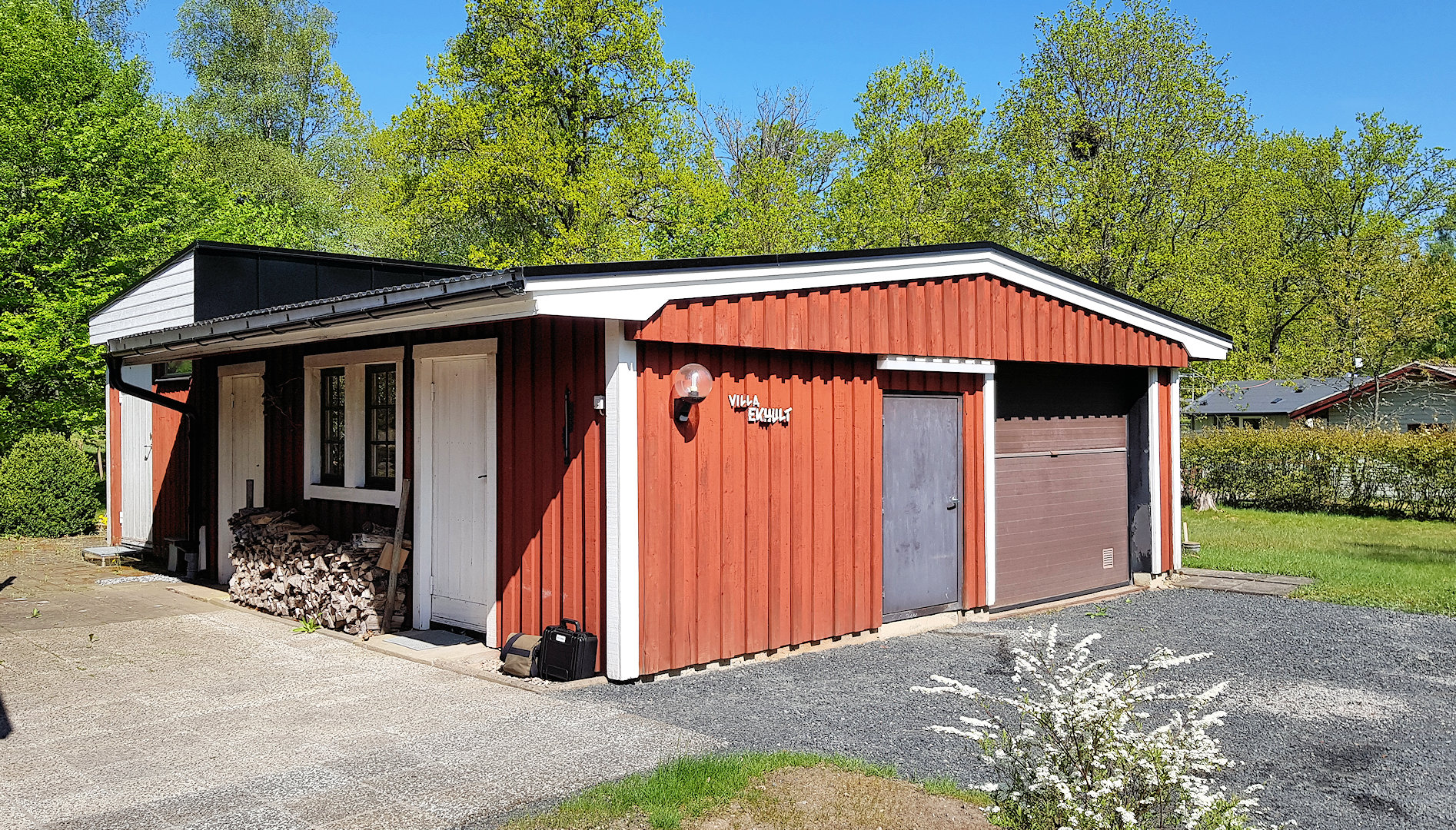 Garage mit mehreren Nutzräumen. Viel Platz außerhalb des Hauses für die Dinge des täglichen Lebens