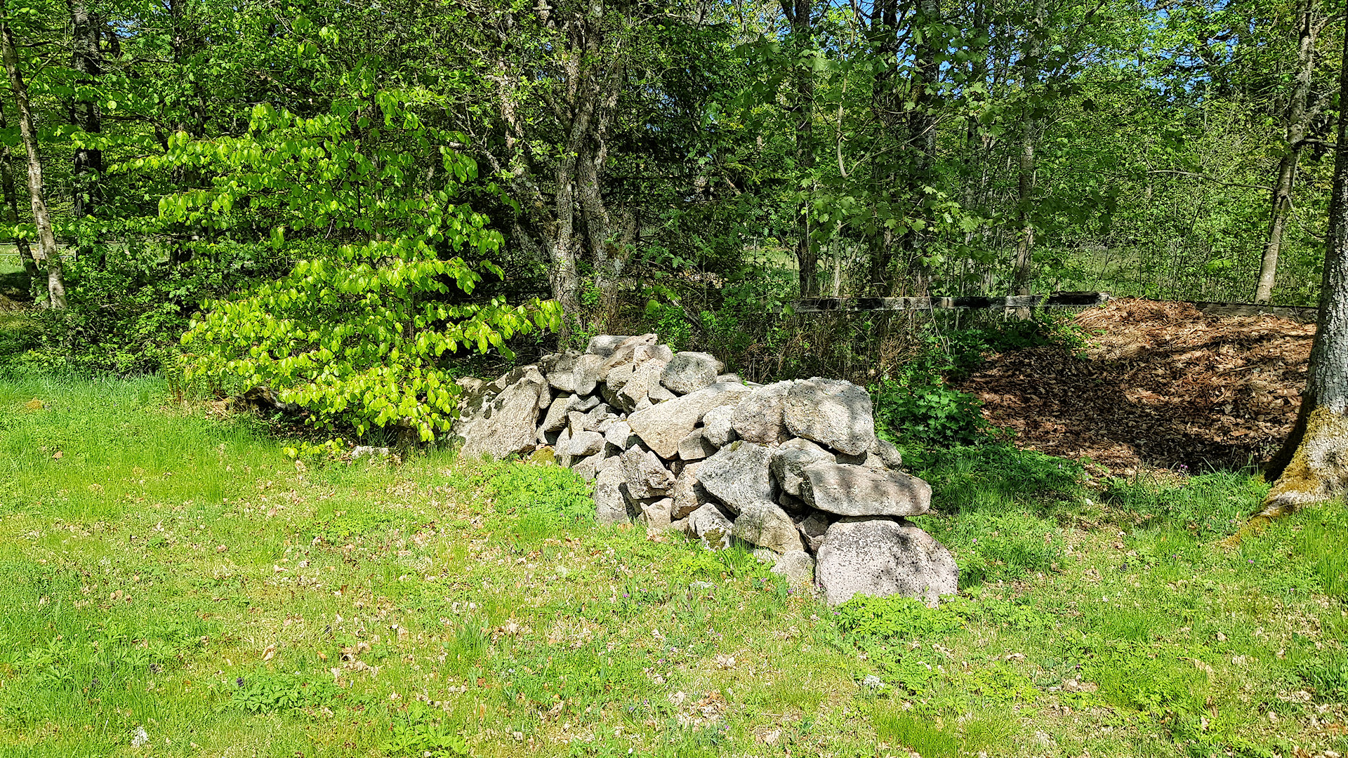 Klassisches Gartendetail, ein alter Steinwall