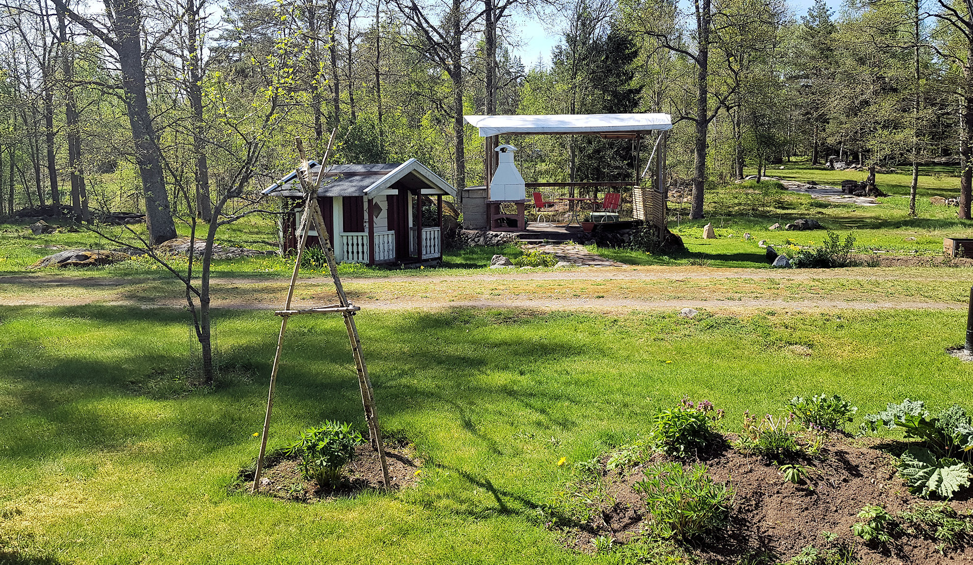 So viele Details. Im Bild das Kinderspielhaus und ein gelungener Grillplatz
