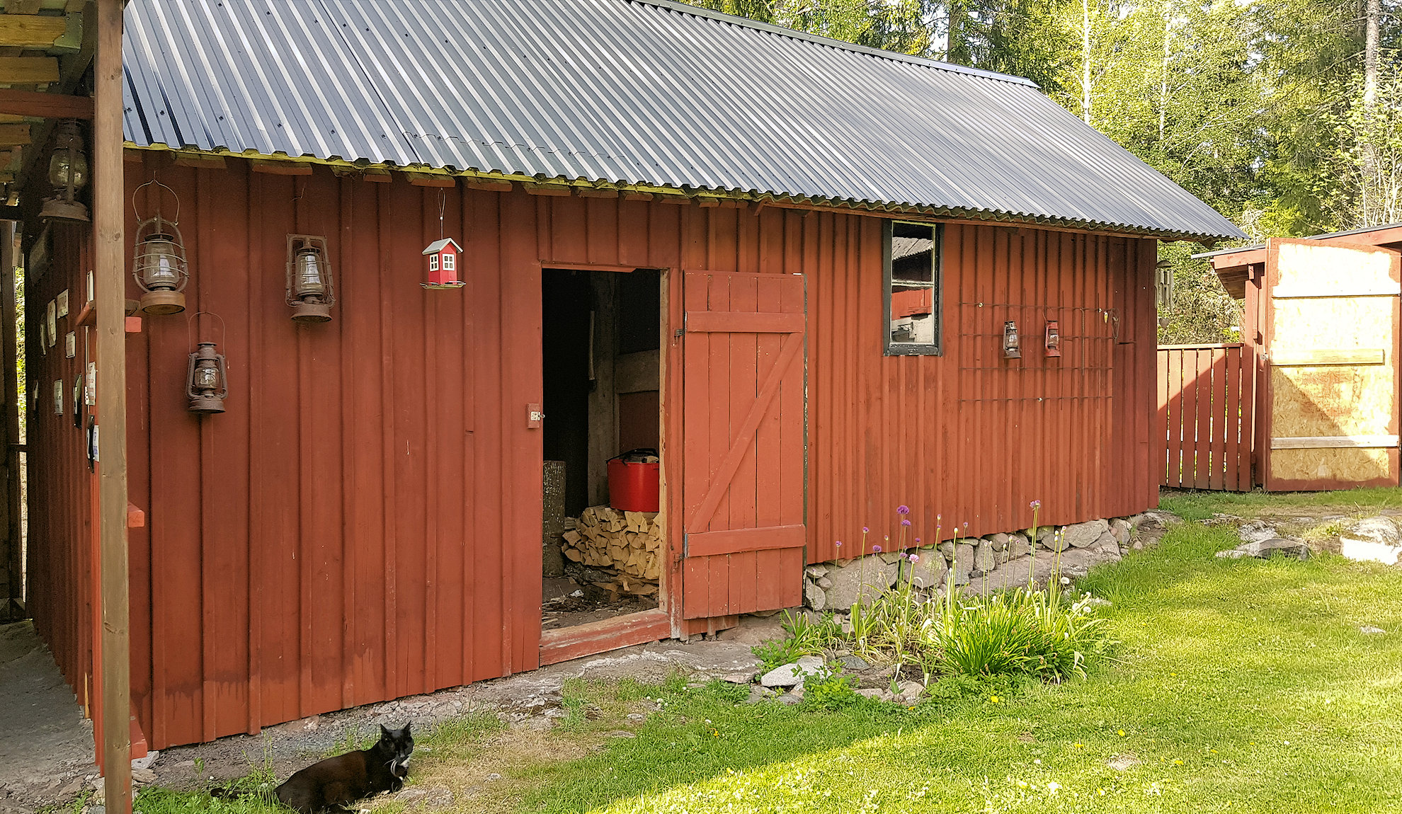 Holzschuppen mit Holzvorrat für den nächsten Winter