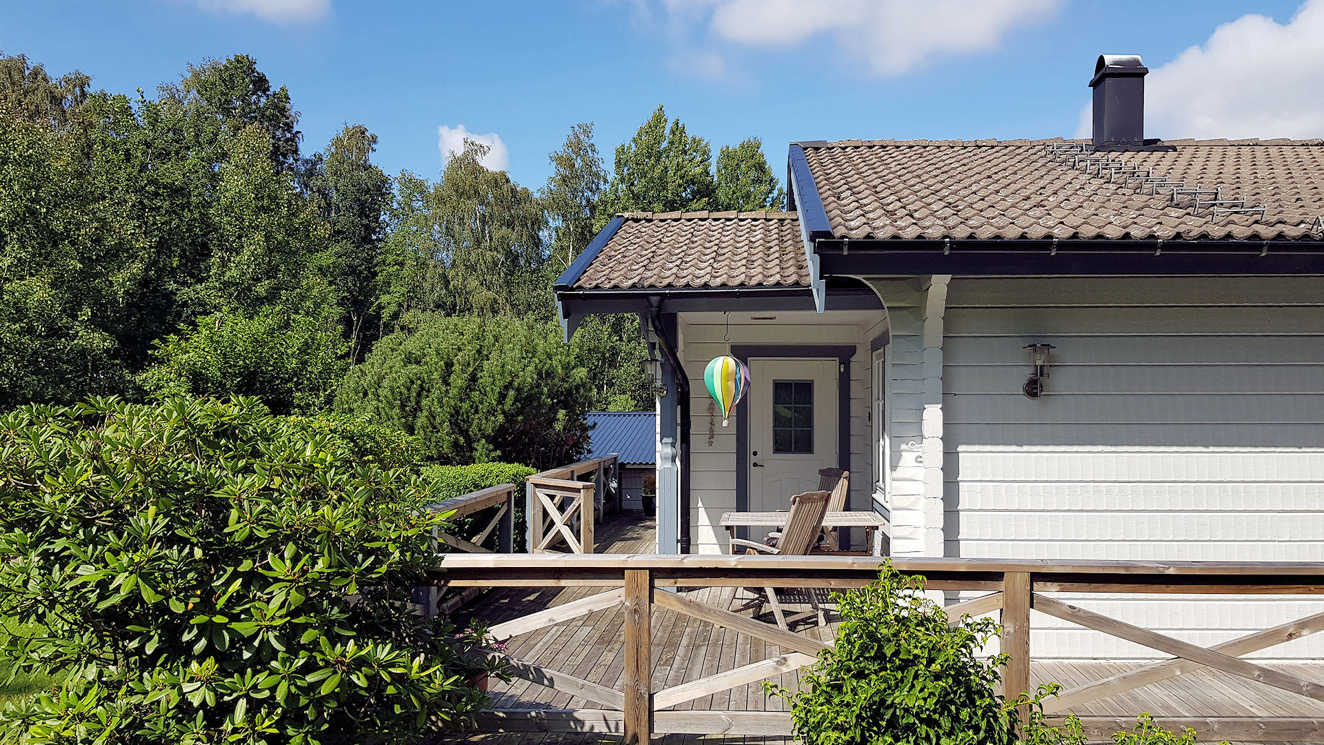 Die Hälfte des Hauses ist von einer Holzterrasse umfasst Halland 6