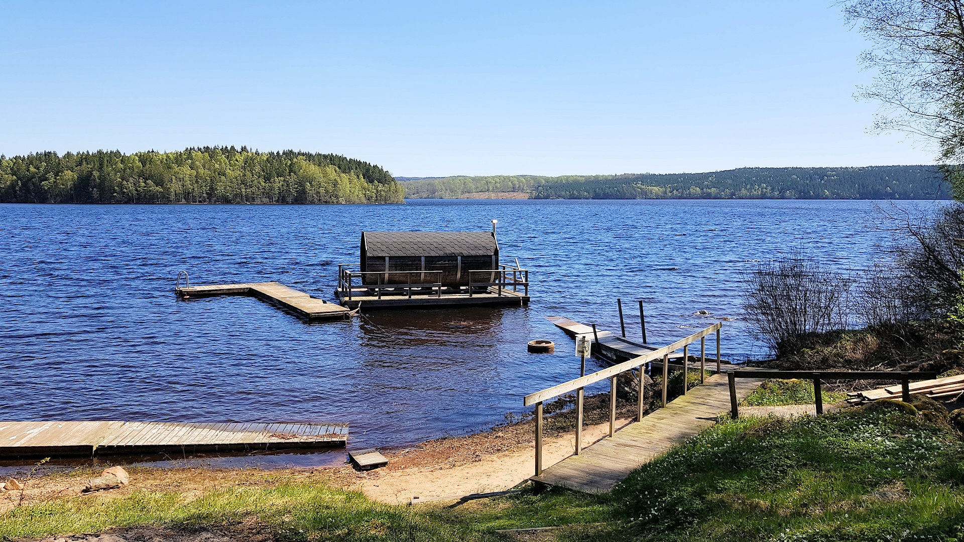Dieser Uferabschnitt ist vor allem den Dorfbewohnern vorbehalten - einschließlich der schwimmenden Sauna Halland 22