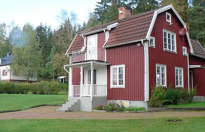 Schweden Immobilien - Klassisches Wohnhaus in Ortsrandlage von Bruzaholm