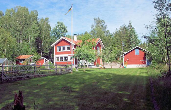 Schweden Immobilien - Gepflegtes Wohnhaus mit nur 2 weiteren Ferienhäusern als Nachbar am  See Unnen
