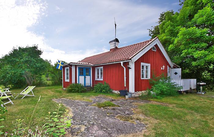 Schweden Immobilien - Historische Bauernstuga aus dem 18. Jahrhundert in ungestörter, lieblicher Naturlage