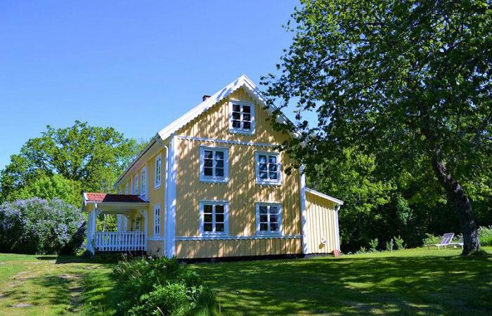 Schweden Immobilien - Isaksmåla - wunderschöner Resthof in verträumter Waldalleinlage