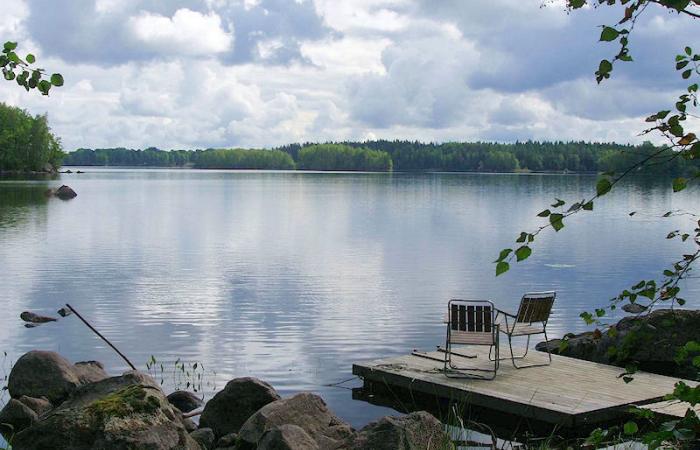 Schweden Immobilien - Kroksjö - idyllische Hofstelle in schön ruhiger Lage am Waldsee Fantgöl und 200 m entfernt vom grossen See Hultebräan