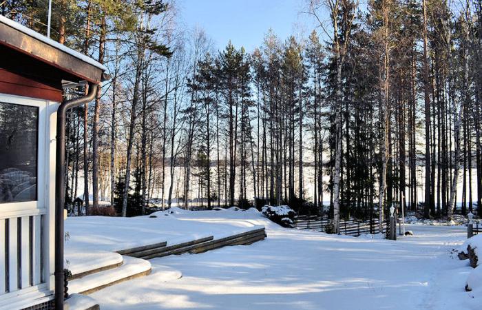 Schweden Immobilien - Ängkärret. Värmland.  2 beeindruckende Schwedenhäuser in einer wunderbaren Lage am See Bredreven zu verkaufen